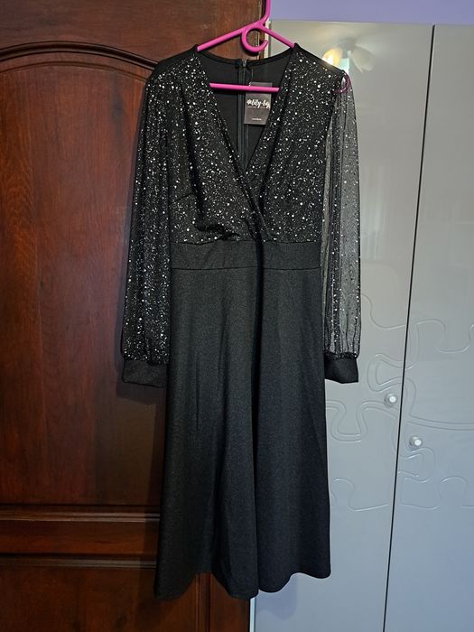 Официална черна рокля.