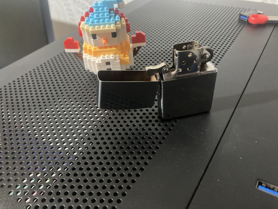 Бензиновая зажигалка