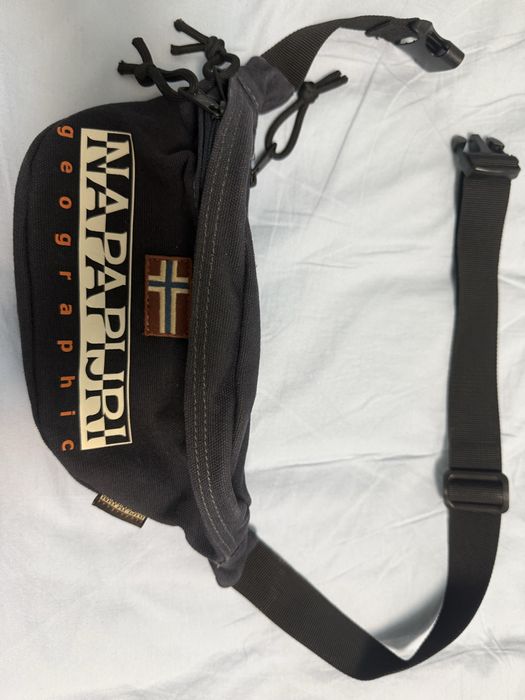 Ветровка Ellese, чанта Napapijri, обувки New Balance 574