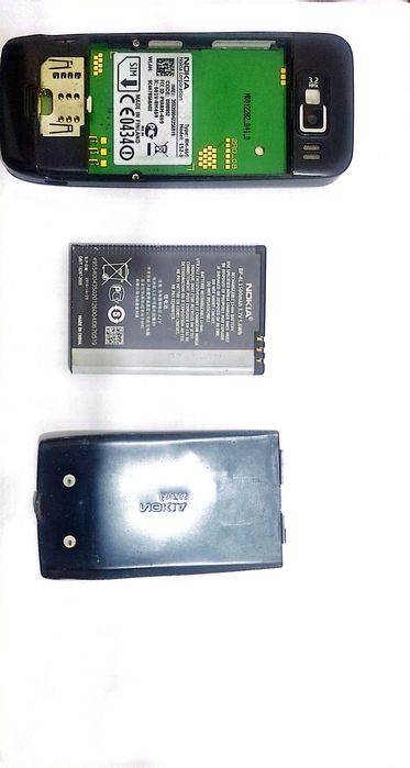 Nokia E52 в оригинальном корпусе