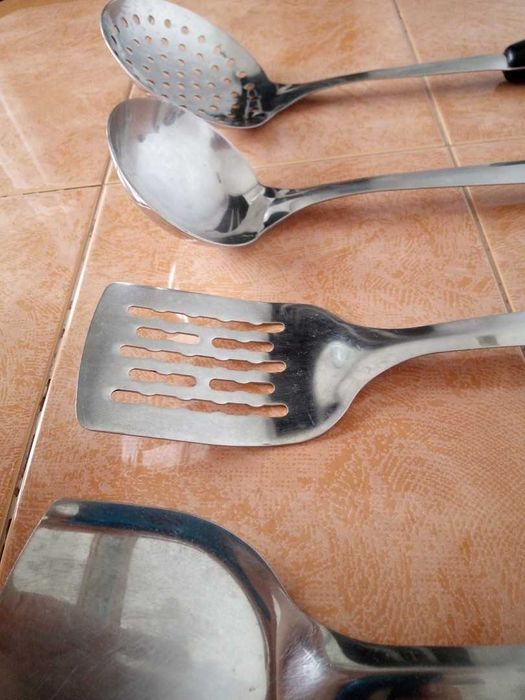 Set 5 ustensile de bucătărie din inox cu mâner negru