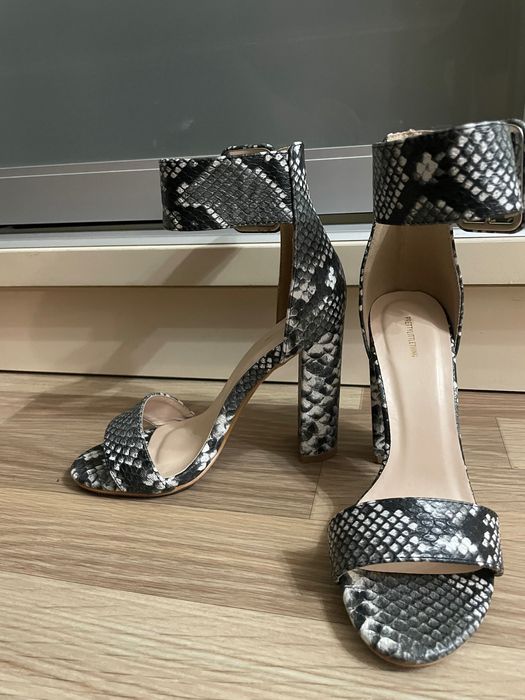 Босоножки на каблуке