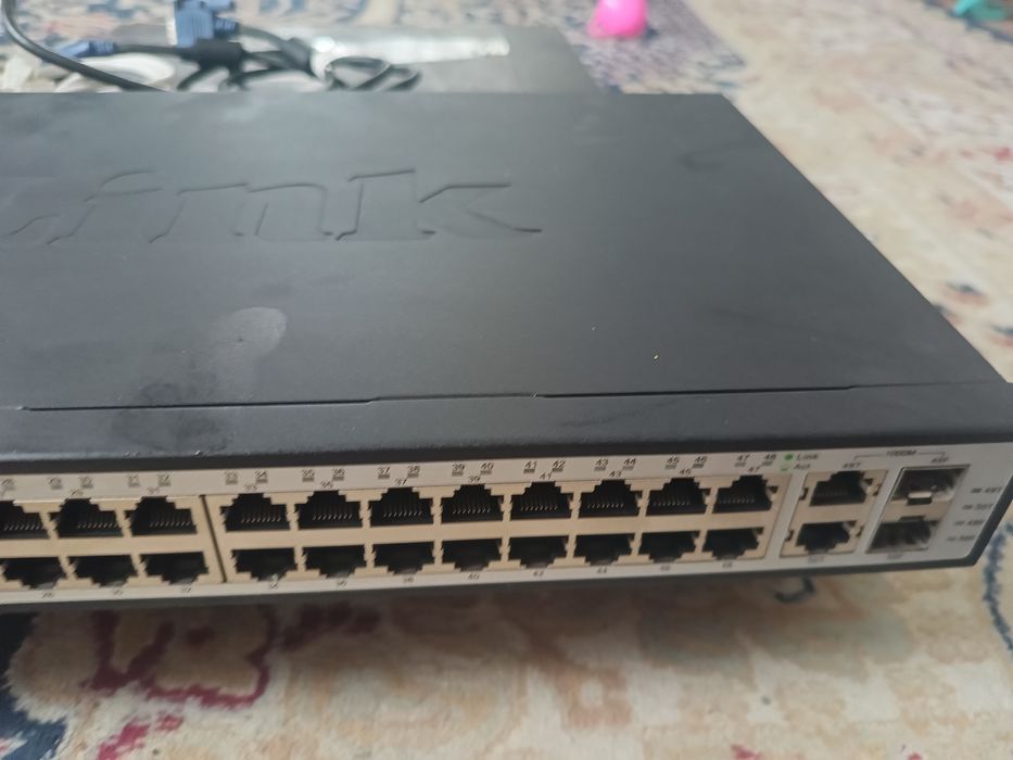 Это сетевой коммутатор (свитч) D-Link DES-1050G.
