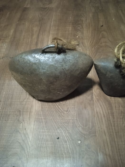 Vând clopotele de pus pe animale