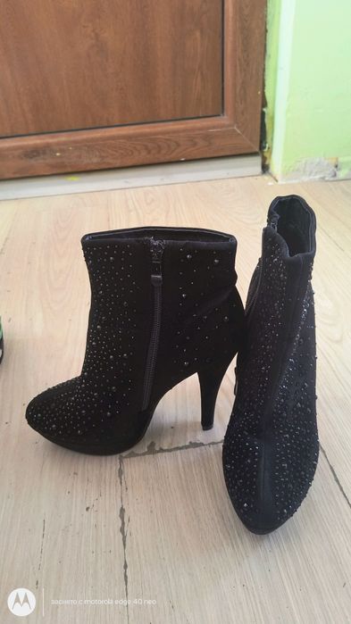 Елегантни дамски боти с ток и камъчета – черни, много стилни