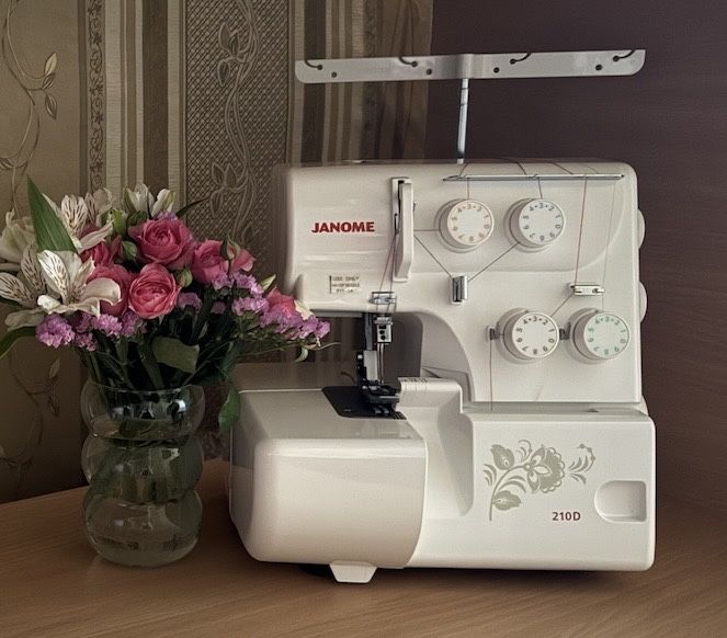 Оверлок Janome MyLock 210D белый