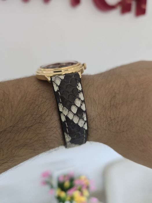 Унисекс модель Ролексов с очень красивыми ремнём из натурального питон