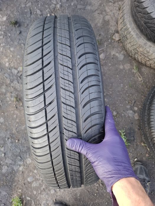 Vand 1 sau 2 anvelope 195 65 15 noi 1 buc michelin 1 buc dunlop