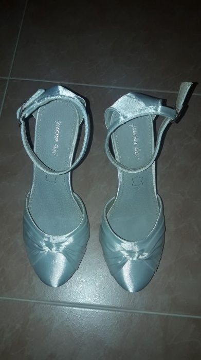 Елегентни официални сатенени обувки, нови! Номер: 38