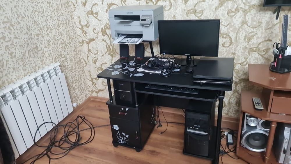 продается компьютер рабочем состояние и компьютерный стол