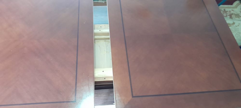 Стол. Дерево. отличный.