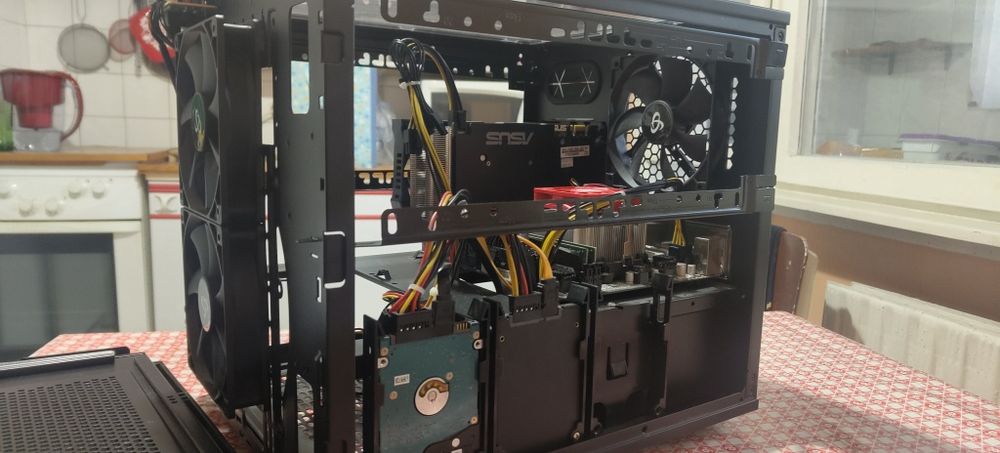 Продавам компютър и монитор AMD 860K / 8GB RAM/ NVIDIA GTX 960