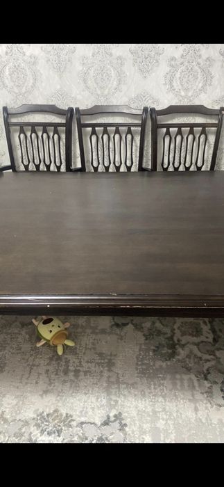 Биік стол 8 орындығымен сатылады.