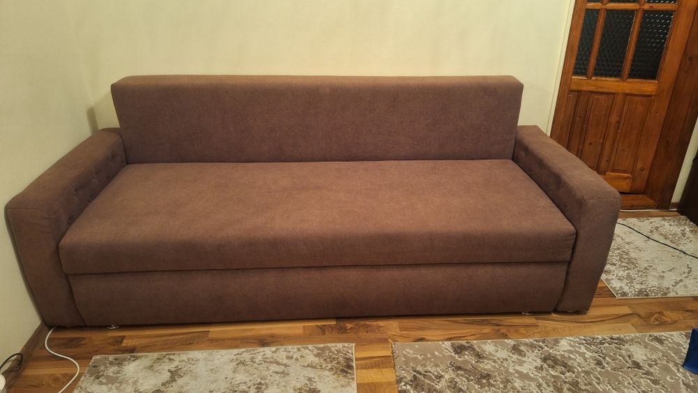 Vand canapea extensibila aproape noua,cul.ciocolatie