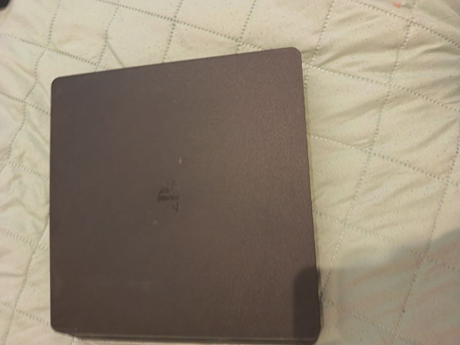 PlayStation 4 slim în stare buna cu 2 manete +jocurile din imagine