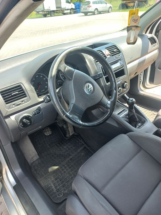 Vând golf 5 cu motor defect
