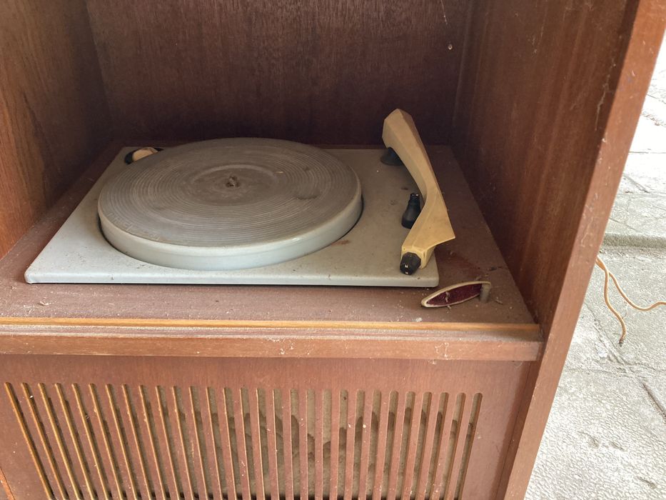 Продавам ретро радио грамофонен шкаф