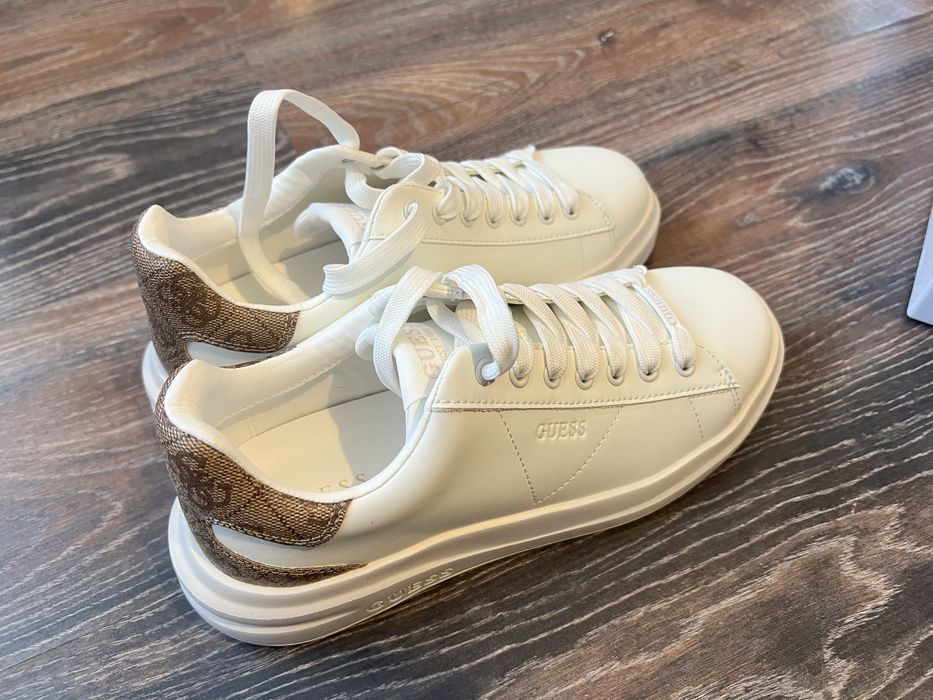 Adidași Guess noi, cu eticheta