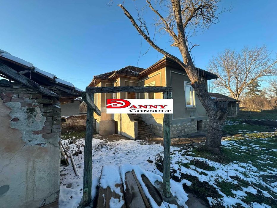 Стара къща с двор и кладенец в с. Горски Сеновец