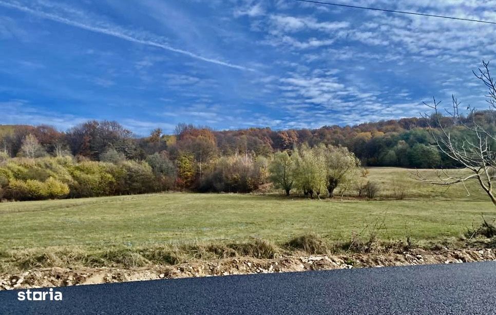 Teren la padure, panoramic dealuri si paduri, curent si asfalt