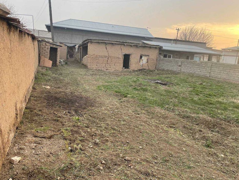 Qibray gilam markazi yonidan uchastka sotiladi