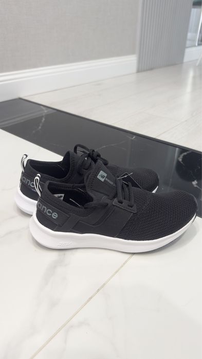 Продам новые кроссовки