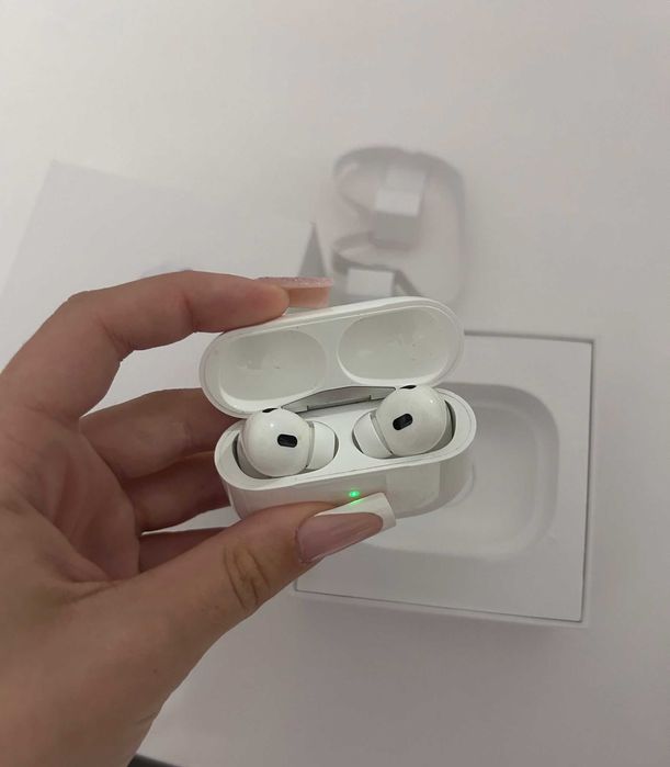 Airpods Pro 2 folosite foarte putin fara niciun defect.