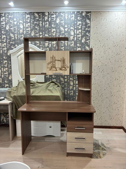 Стол с полкамиии