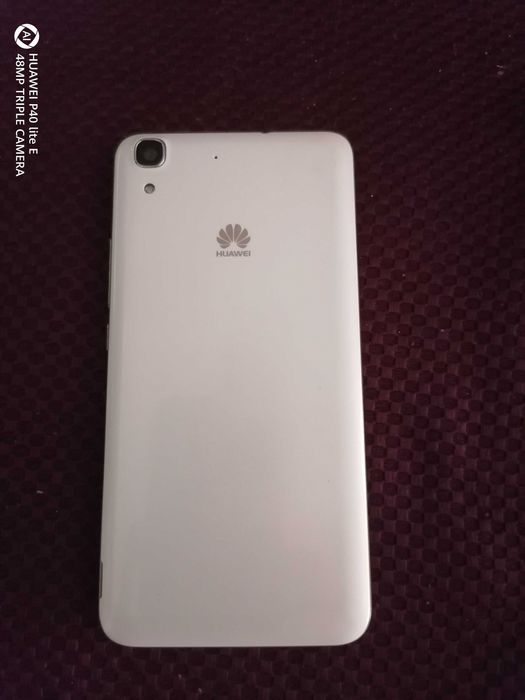 Два мобилни телефона