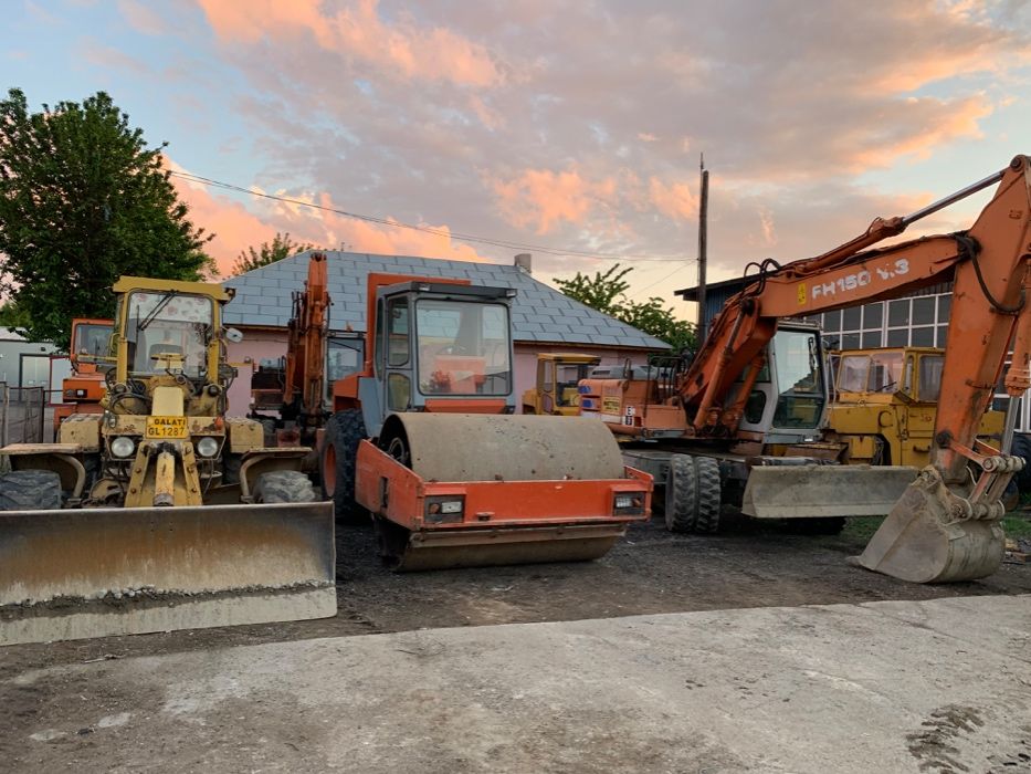 Inchirieri utilaje, buldoexcavator cu picon, cilindru compactor,