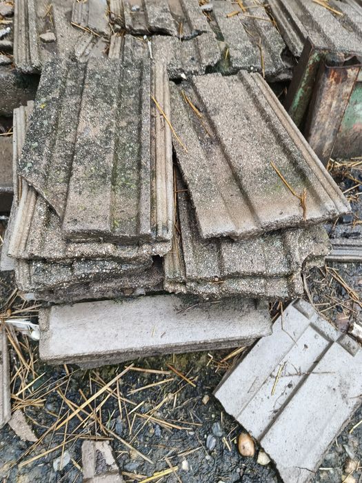 Vând  țiglă betonata veche