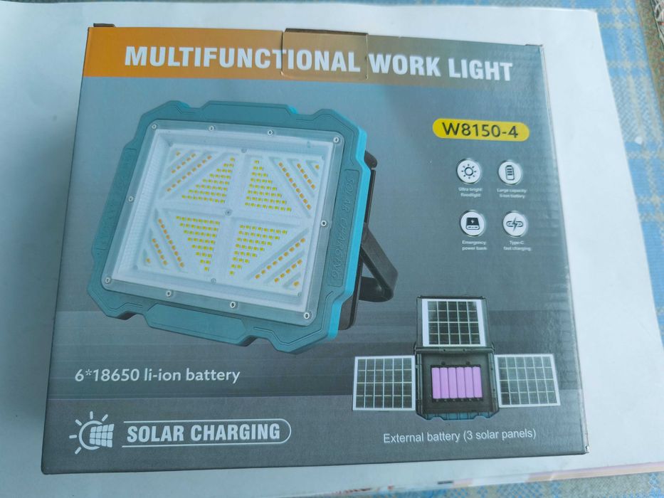 Proiector led cu 3 panouri  solare pliabile