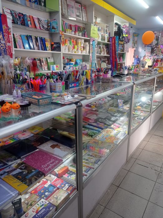 Витрины б/у, стеллажи