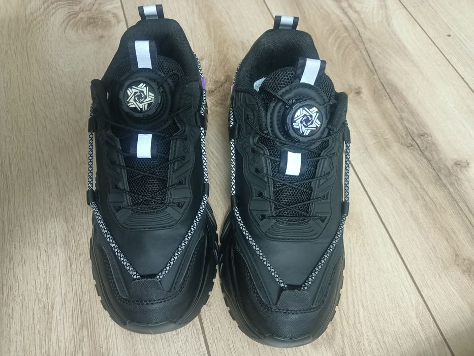 Продам кроссовки на лесках.