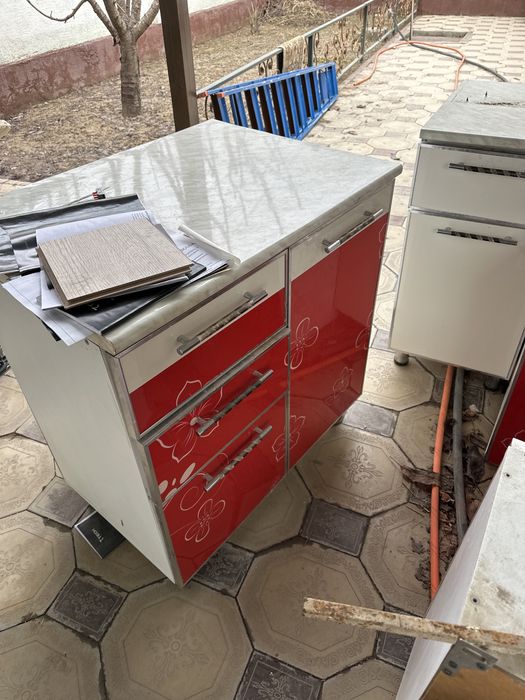 Кухонные шкафы настенные и напольные