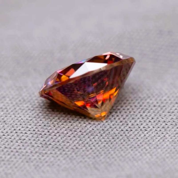 Мойсанит (диамант) 0.5 карата цвят диня