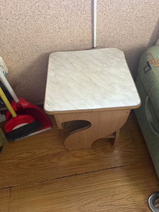 Продам стол и табуретки