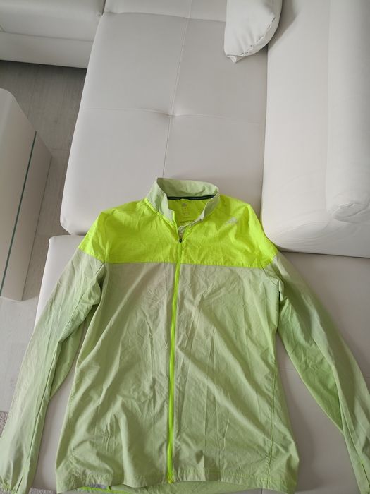 Vând haina sport adidas, produs de calitate superioara mărimea L.