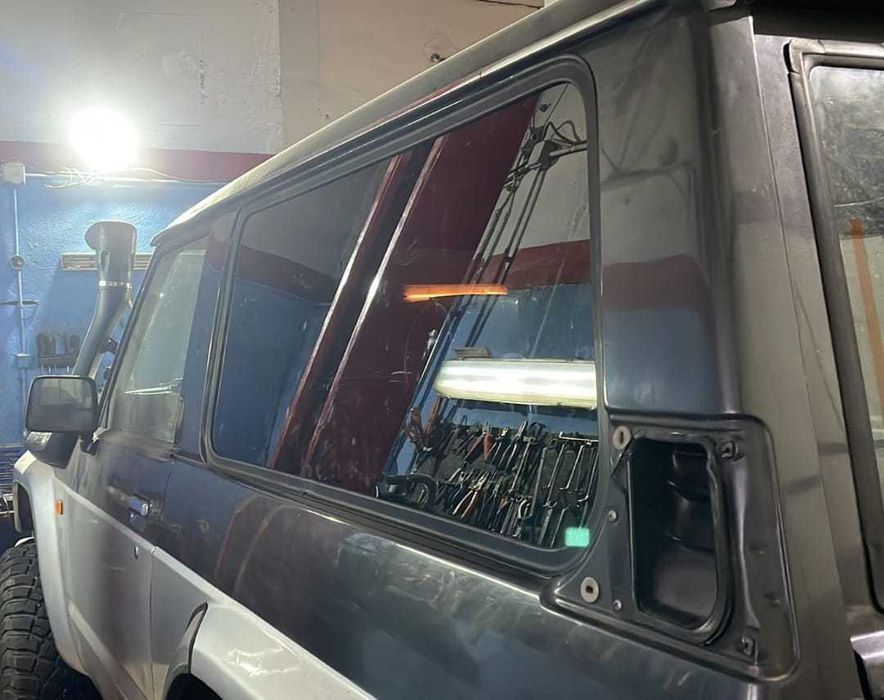 Nissan Patrol Y60 задни стъкла с уплътнения