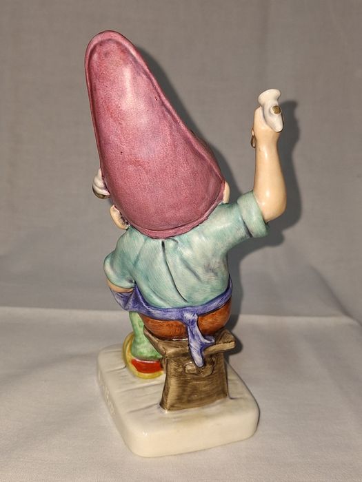 Порцеланова фигура--Goebel--W.Germany--1982--Chris--обущар.