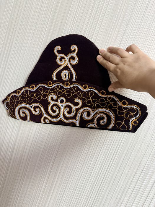 Продается чапан с тюбетейкой.