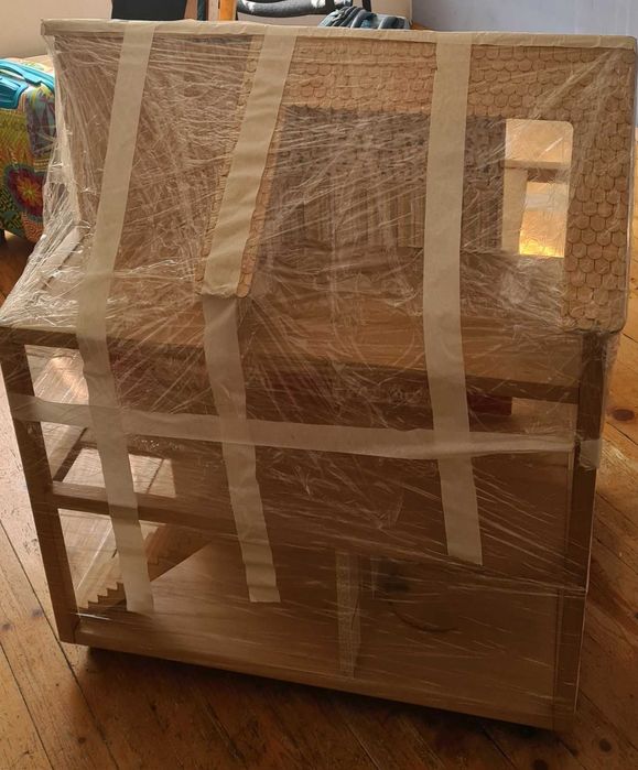 Къща за кукли на колелца от естествено дърво