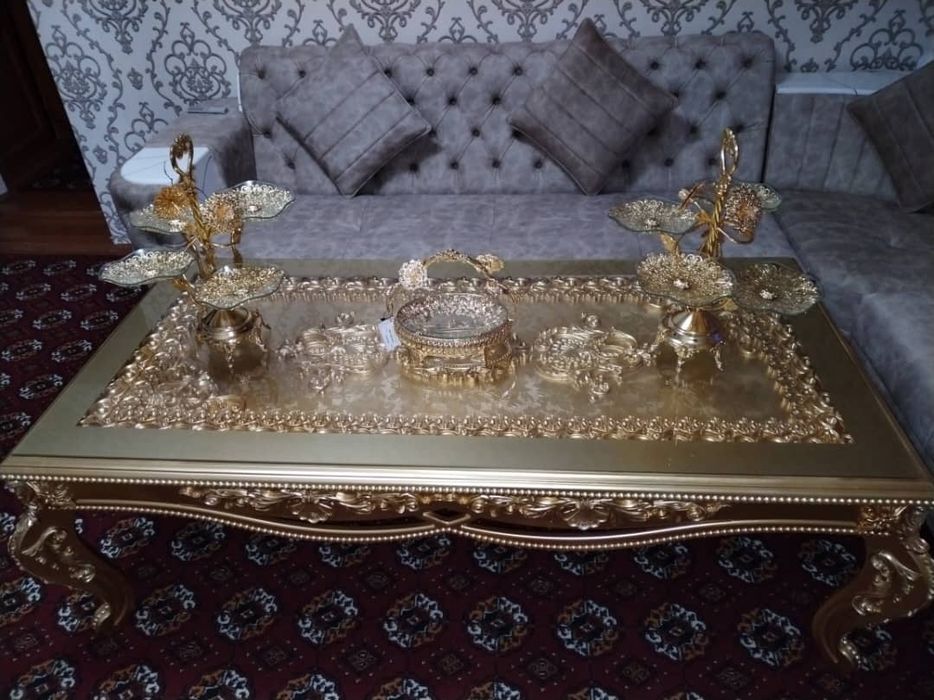 Mebelni ugolok va tilla rang stul sotiladi