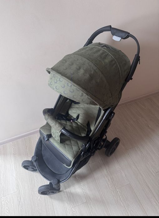 Продается коляска чемодан,лёгкая в отличном состоянии