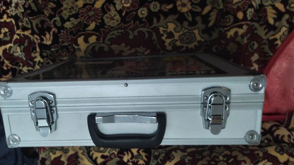 Vînd geanta de aluminiu cu scule