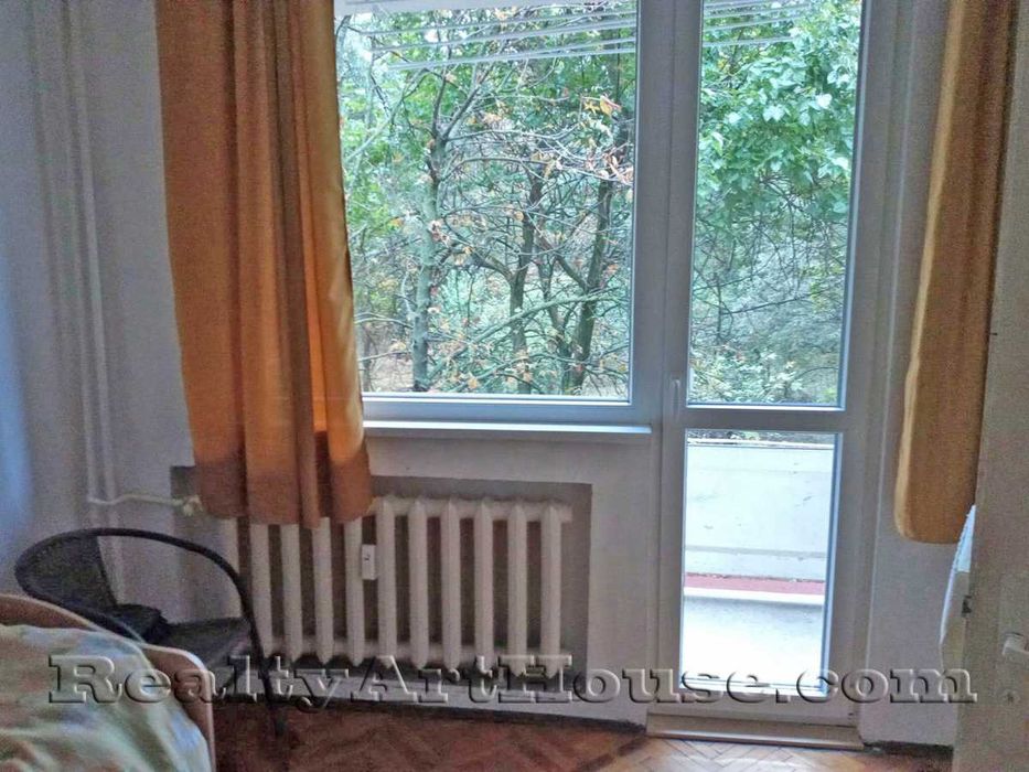 2-стаен апартамент с отделна кухня, балкон. Западен парк, София
