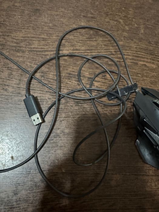 Mouse Glorious si Logitech