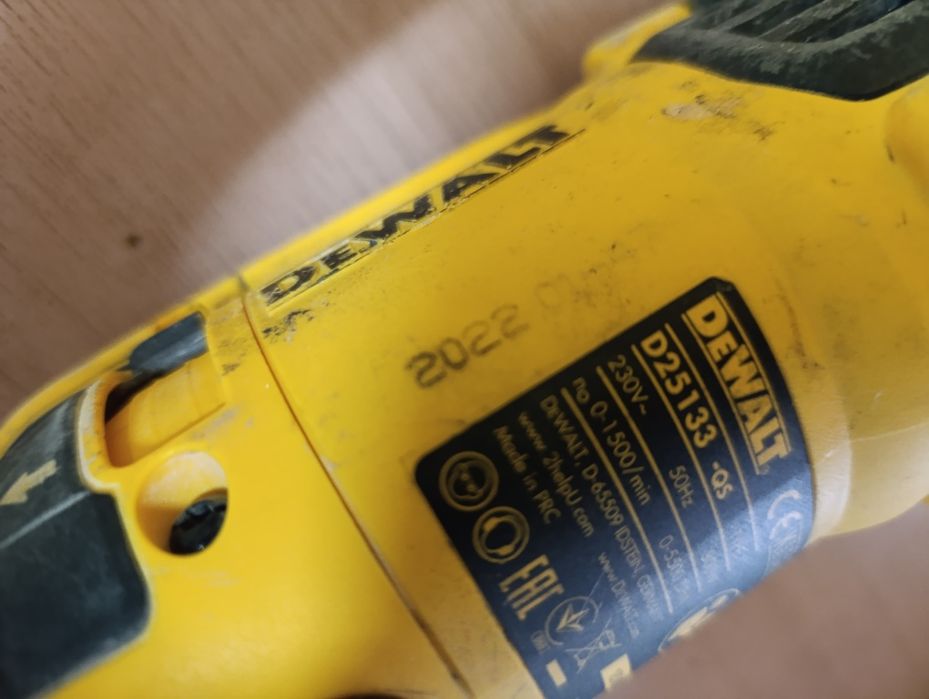 Перфоратор DeWalt 2.6j  D25133K