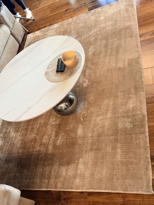 Уникална холна маса с бял мрамор и 3 метални топки за основа!