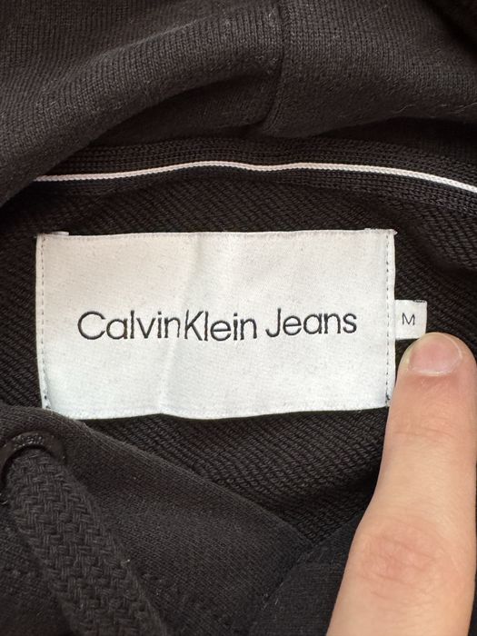 Продавам оригинален суитшърт на Calvin Klein